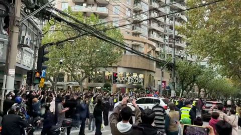 Folle che gridano "Liberate il popolo!"  a Shangai.