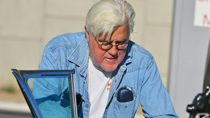 Jay Leno se produisant au California Comedy Club, deux semaines après un accident de brûlure