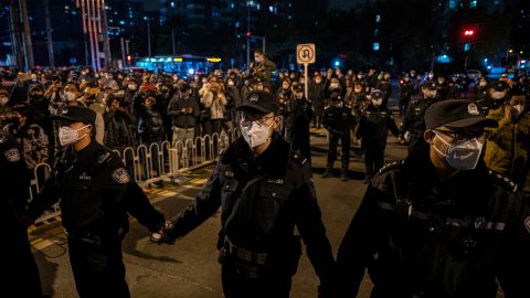 Kordon policji podczas protestu w Pekinie 27 listopada.