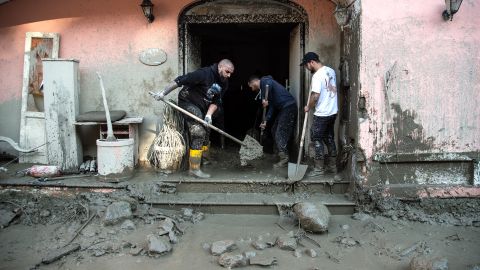 I volontari ripuliscono il fango dopo una frana nel comune di Casamichiola Terme. 