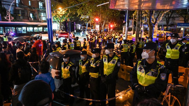 صحفي في بي بي سي “يتعرض للضرب والركل من قبل الشرطة” مع انتشار الاحتجاجات في جميع أنحاء الصين