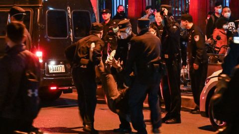 Un manifestante è stato arrestato dalla polizia a Shanghai domenica notte.