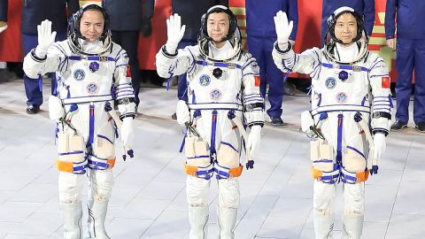 (Da esquerda) Os astronautas chineses Zhang Lu, Deng Qingming e Fei Junlong participam de uma cerimônia de pré-lançamento no Jiuquan Satellite Launch Center em 29 de novembro.