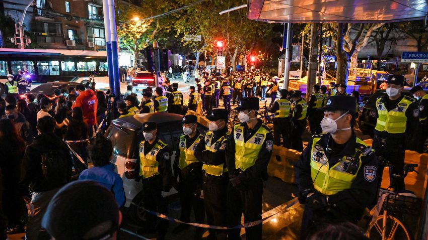 Des policiers bloquent Wulumuqi Road, nommé en mandarin pour Urumqi en mandarin, à Shanghai, le 27 novembre 2022, dans la zone où ont eu lieu des manifestations contre la politique chinoise zéro-Covid.  (Photo par Hector RETAMAL/AFP) (Photo par Hector RETAMAL/AFP via Getty Images)