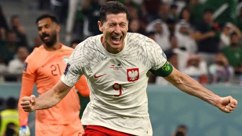 Vervolgens ontmoet Argentinië Polen en wordt Robert Lewandowski gefilmd terwijl hij het tweede doelpunt voor zijn team viert tijdens de wedstrijd in Groep C tussen Polen en Saoedi-Arabië.