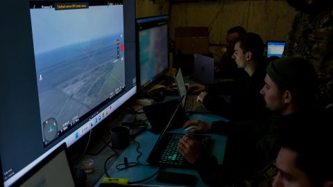 Ukrainische Soldaten sehen sich eine Echtzeitübertragung einer Drohne an, während sie Artillerieangriffe auf russische Stellungen zielen.