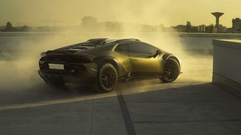 The Huracán Sterrato has wide wheels covered with flared fenders and is slightly wider in the back than in front.