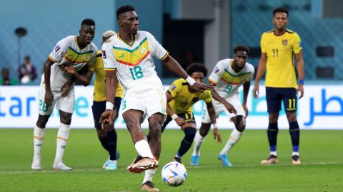 Sarr calmly scores his penalty against Ecuador. 