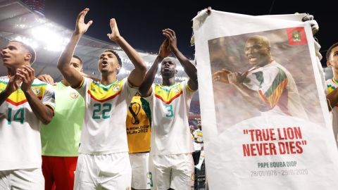Senegal players pay tribute to Papa Bouba Diop after defeating Ecuador. 