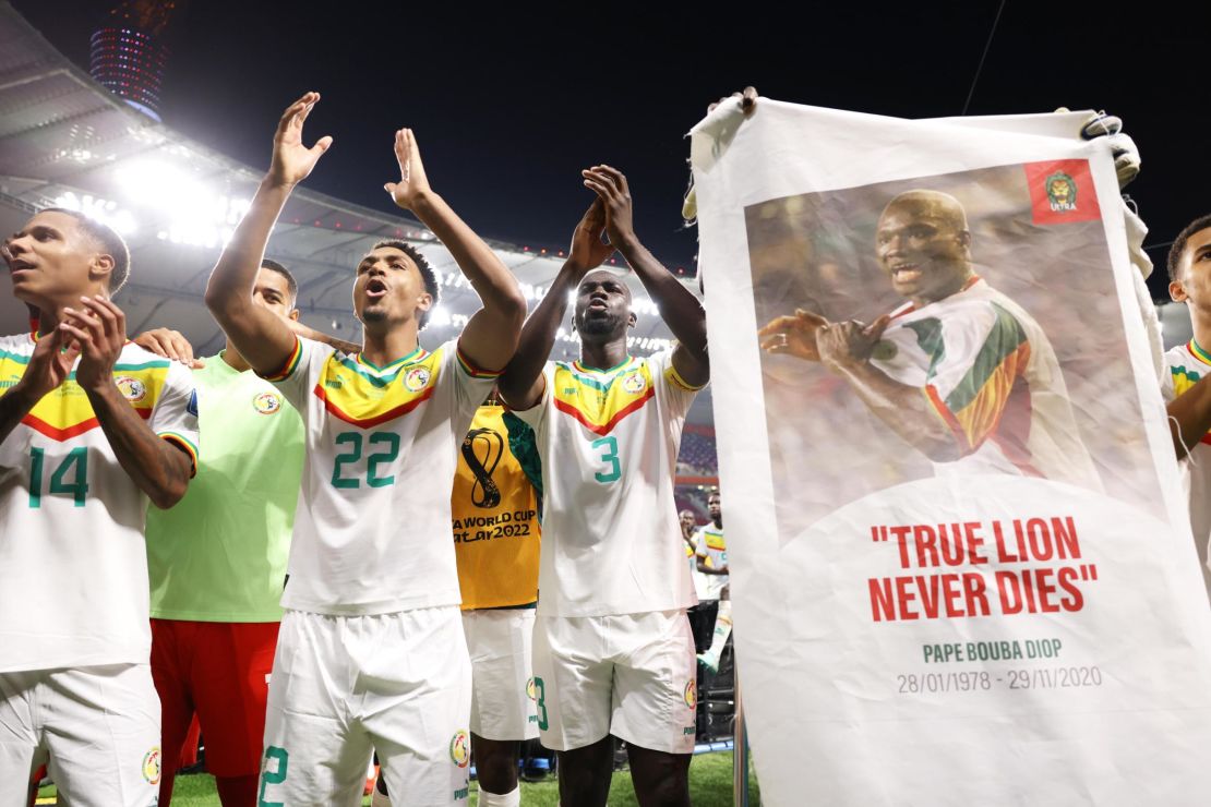 Senegal's players pay tribute to Papa Bouba Diop after defeating Ecuador. 