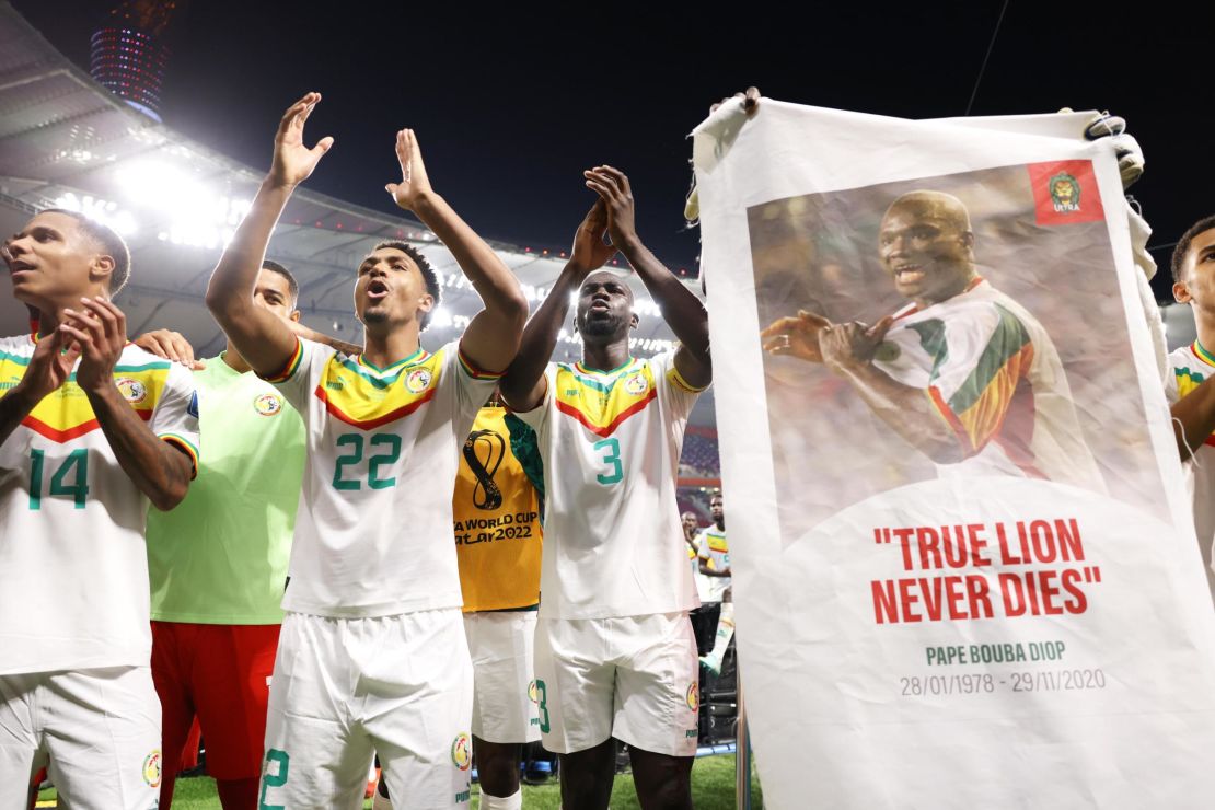 Senegal's players pay tribute to Papa Bouba Diop after defeating Ecuador.