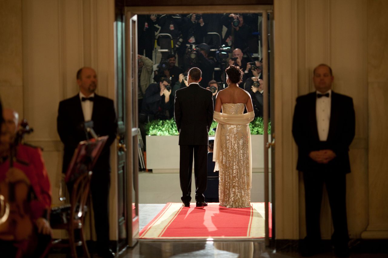 US President Barack Obama and first lady Michelle Obama await the arrival of Indian Prime Minister Manmohan Singh and his wife, Gursharan Kaur, for a state dinner in 2009.