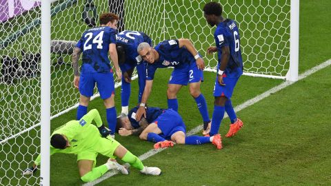 Christian Pulisic está cercado por companheiros de equipe após sofrer uma lesão após seu gol.