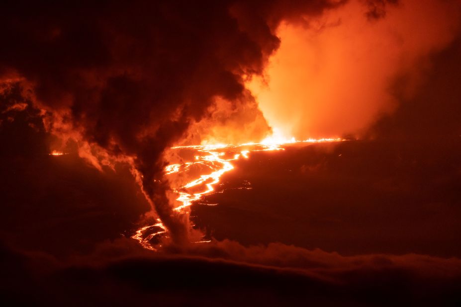 The eruption began in Moku'āweoweo, the summit caldera of Mauna Loa, around 11:30 a.m. on November 27, according to the Hawaii Volcano Observatory.