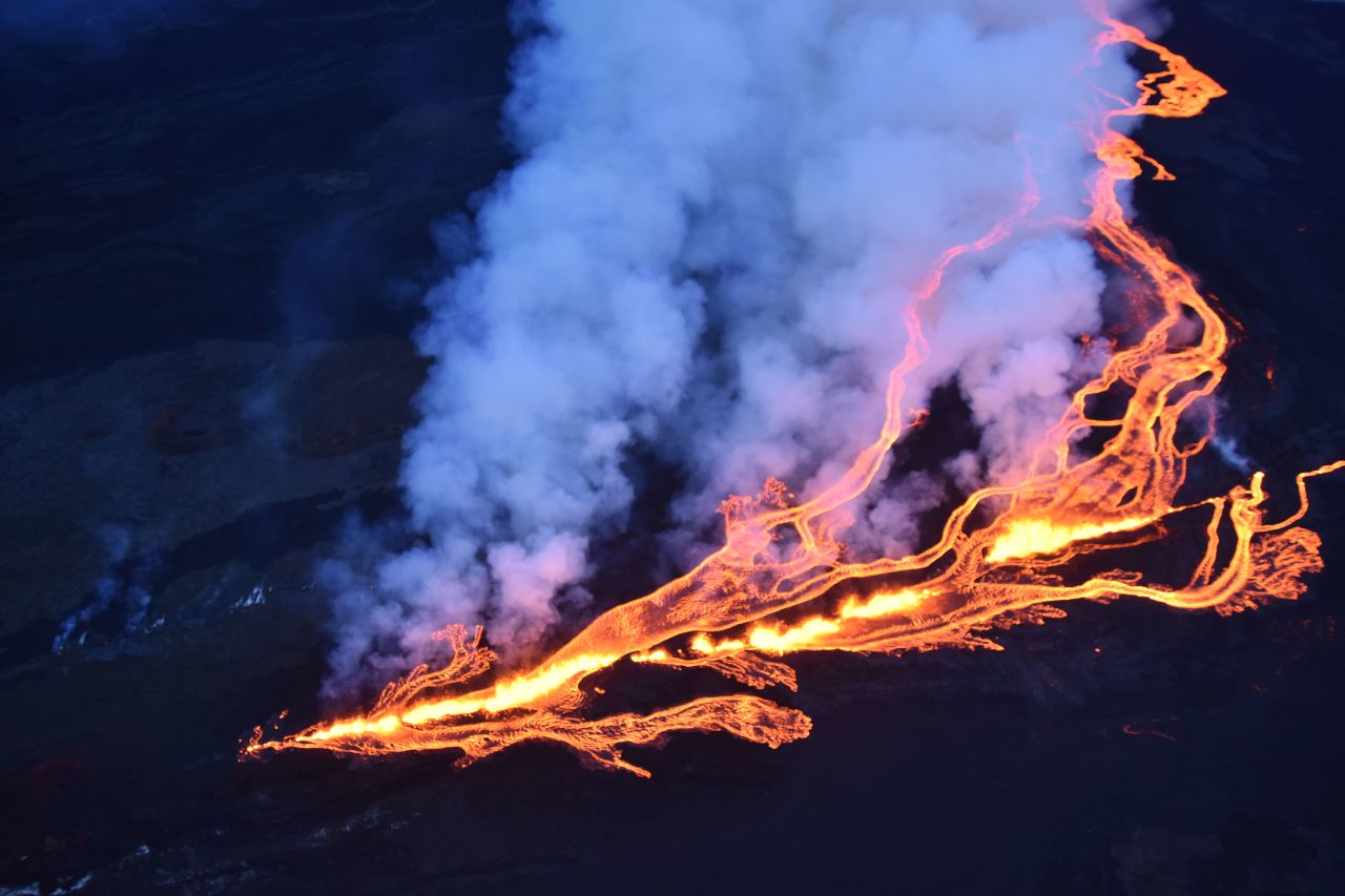 Hawaii volcano: Lava from Mauna Loa is less than 4 miles from a key highway. Officials say they have a plan in case the road closes | CNN