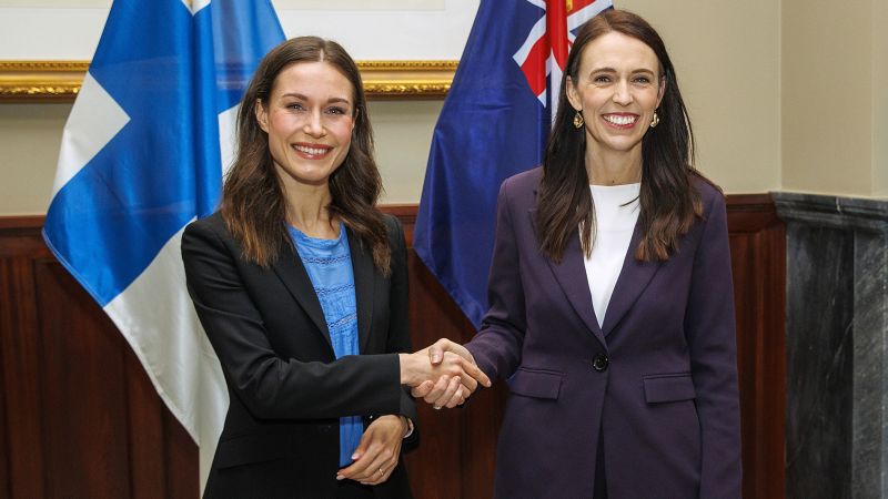 Jacinda Ardern und Sanna Marin beantworteten die Frage eines Reporters zu Alter und Geschlecht Jacinda Ardern und Sanna Marin beantworteten die Frage eines Reporters zu Alter und Geschlecht