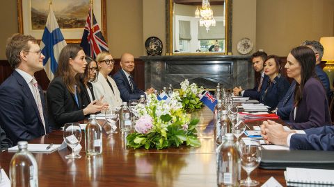 Marie (segunda desde la izquierda) y Ardern (derecha) mantuvieron conversaciones bilaterales en Auckland, Nueva Zelanda.