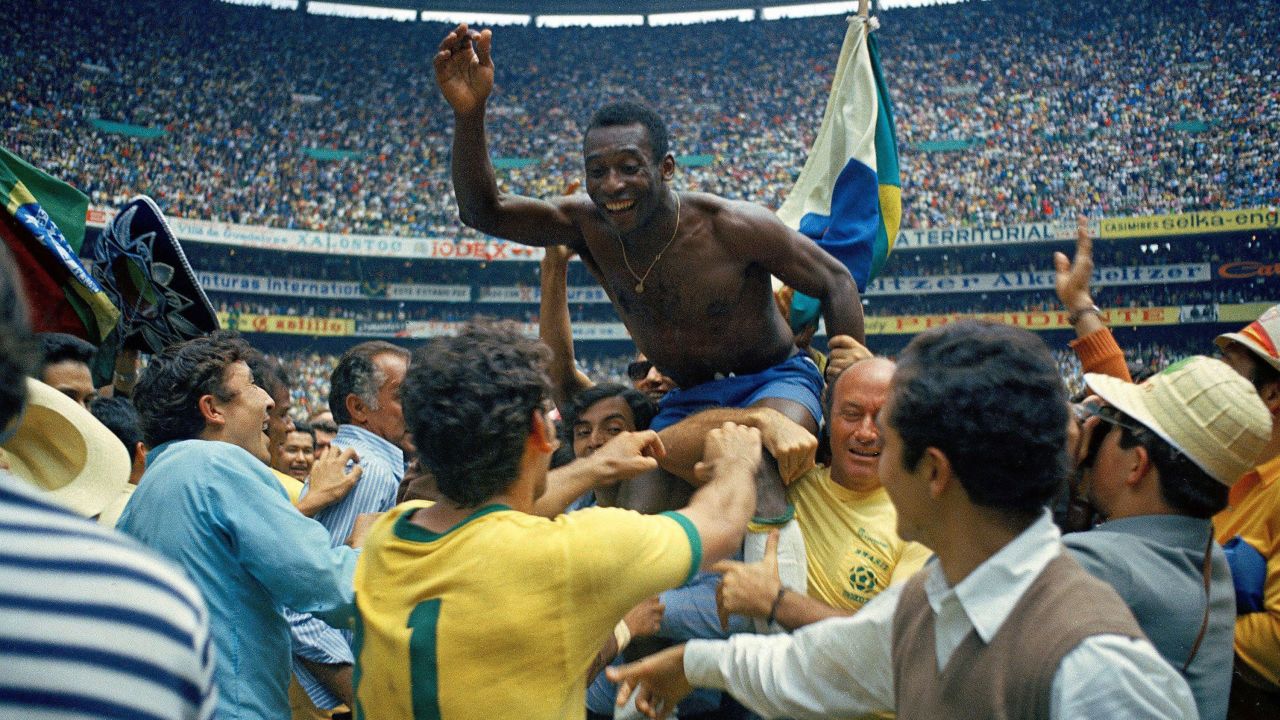 Edson Arantes Do Nascimento Pele of Brazil celebrates the victory after winnings the 1970 World Cup in Mexico match between Brazil and Italy at Estadio Azteca on 21 June in Città del Messico. Mexico (Photo by Alessandro Sabattini/Getty Images)