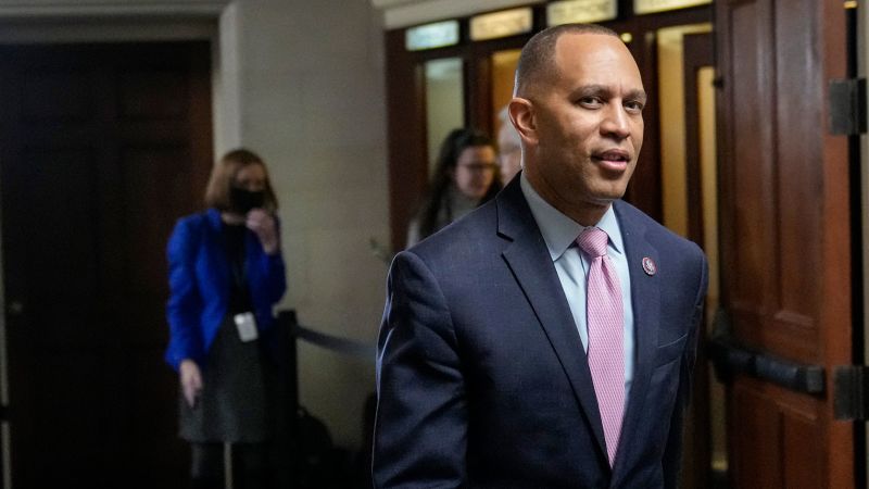 As the old order steps aside, Hakeem Jeffries plots return to majority for House Democrats in 2024 | CNN Politics