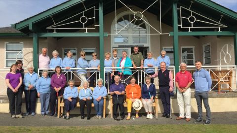 Miembros del St Andrews Ladies Putting Club antes de un partido contra miembros de St Andrews Links en 2018.