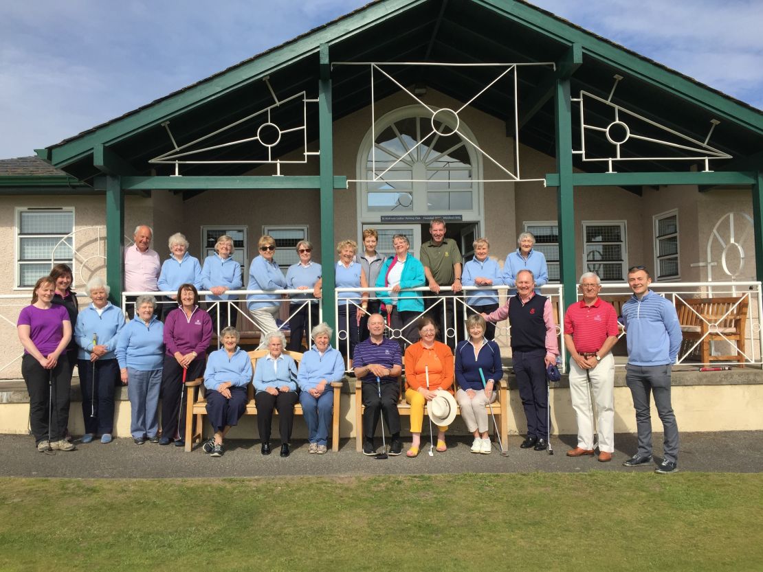 Członkinie St Andrews Ladies Putting Club przed meczem z członkami St Andrews Links w 2018 r.