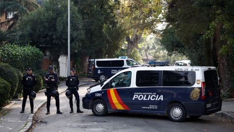 Police stand near the Ukrainian embassy in Madrid after a letter explosion on November 30, 2022.
