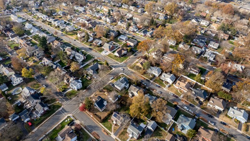 Read more about the article Mortgage rates fall for the third week in a row as inflation fears ease – CNN