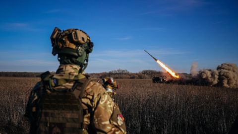 جندي أوكراني ينظر إلى قاذفة صواريخ متعددة الدفع ذاتية الدفع عيار 220 ملم 