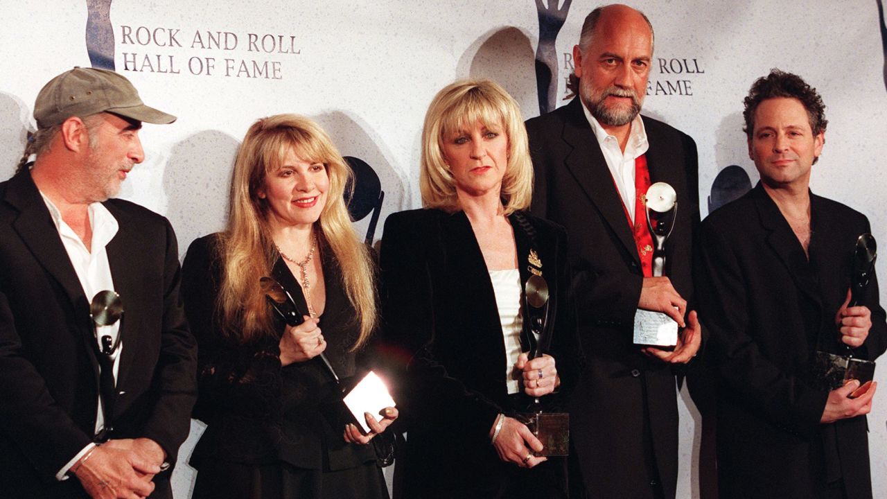 پس از اینکه فلیت‌وود مک در سال 1998 وارد تالار مشاهیر راک اند رول شد، کریستین مک‌وی (سوم از سمت چپ) گروه را ترک کرد.