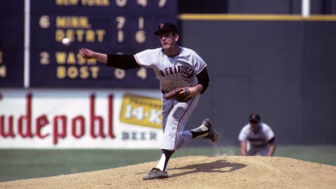 Gaylord Perry of the San Francisco Giants pitches during a game against the Cincinnati Reds on June 26, 1966.