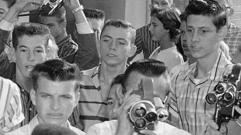 NBA 球星勒布朗詹姆斯將媒體對 1957 年照片的興趣與對凱里歐文的報導以及他最近的停賽進行了對比。