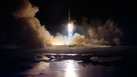 Ракетата Сатурн V с височина 363 фута е изложена в космическия център Кенеди във Флорида в 00:33 ч. ET, 7 декември 1972 г. Аполо 17 беше последната мисия за кацане на Луната в програмата Аполо на НАСА. 