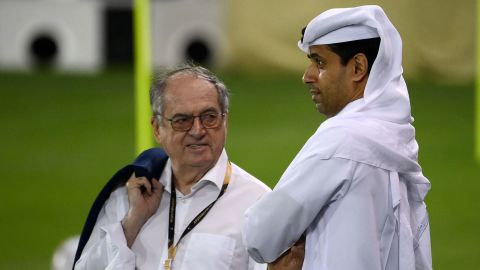 2022 年 11 月 17 日，在卡塔爾 2022 年之前，法國足協主席諾埃爾·勒格拉埃特（左）在法國多哈賈西姆·本·哈馬德體育場的訓練課上與巴黎圣日耳曼隊的納賽爾·阿爾赫萊菲進行了交談。