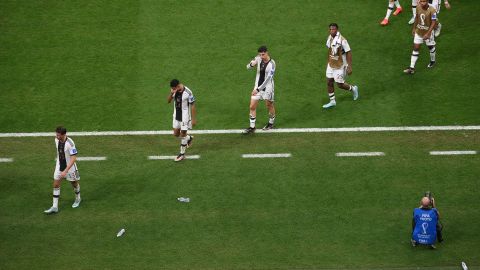 Los jugadores de Alemania abandonan el campo después de no clasificarse para los octavos de final de la Copa del Mundo de 2022.