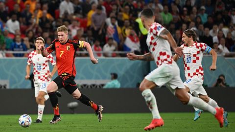 De Bruyne controls the ball during the game against Croatia.