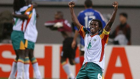 塞內加爾後衛阿利烏·西塞在他的球隊在 2002 年世界杯揭幕戰中戰勝法國隊后慶祝。 
