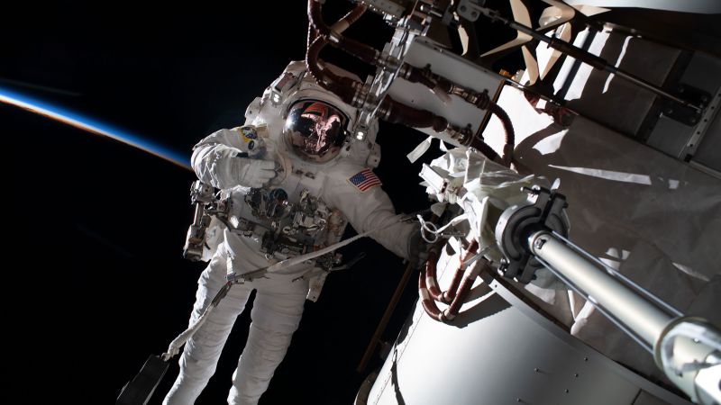 Šeštadienio išėjimo į kosmosą metu astronautai suteiks postūmį kosminei stočiai