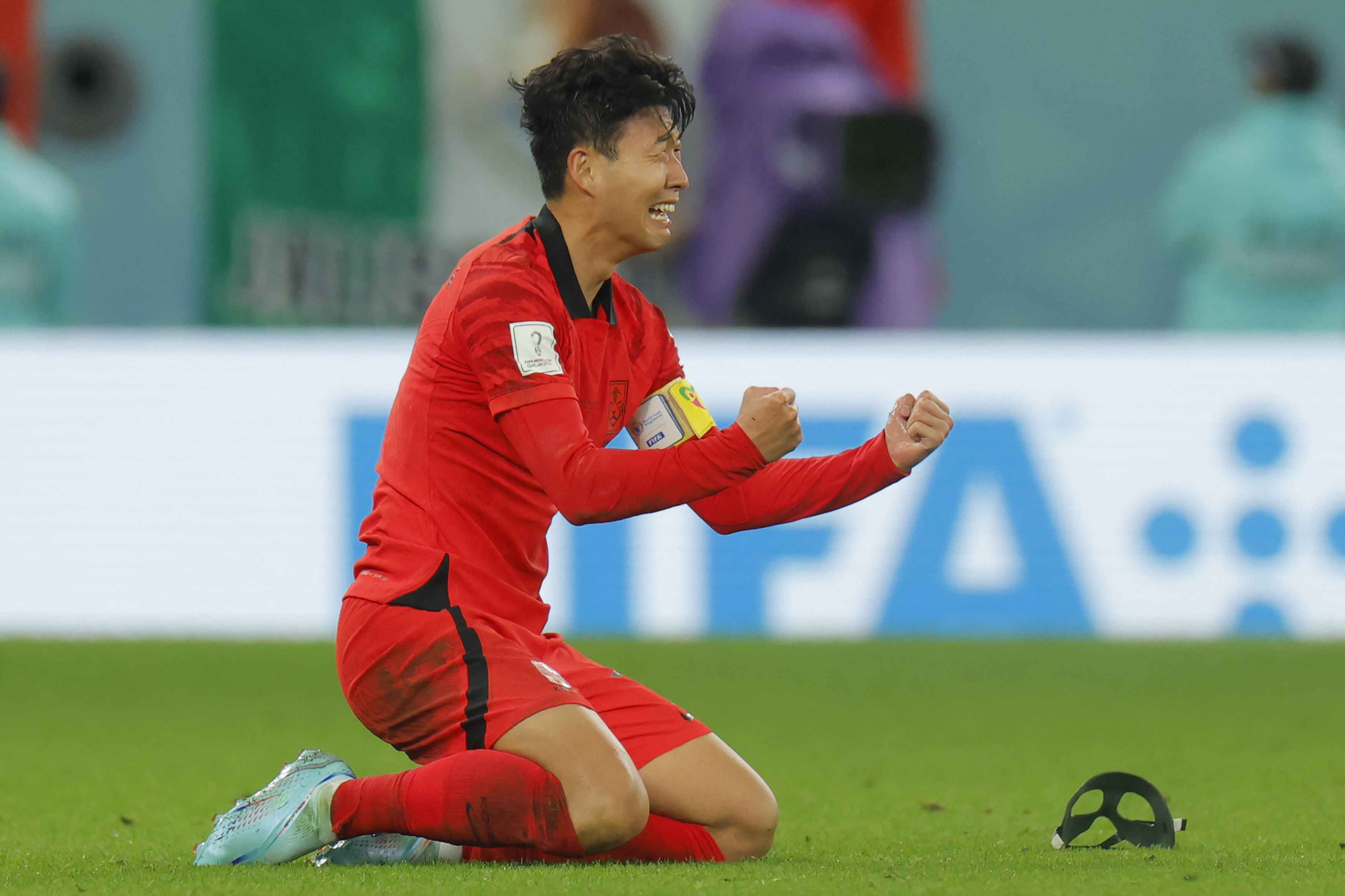 South Korea makes it to World Cup knockout stage, as players watched their  fate being decided on phones on pitch | CNN