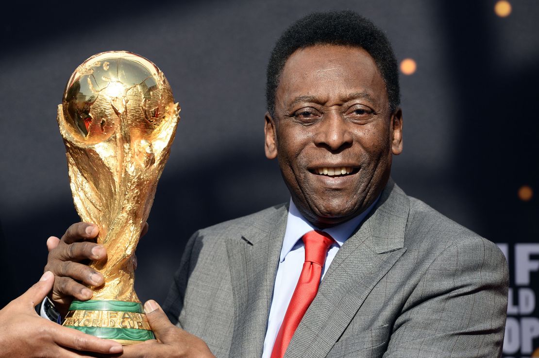 Pelé pozuje z trofeum Pucharu Świata 9 marca 2014 r. w Paryżu.