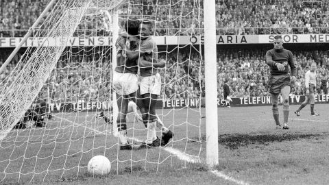 Pelé abraza a su compañero de equipo Vava después de marcar el gol para hacer el 2-1 en la final de la Copa del Mundo de 1958. 