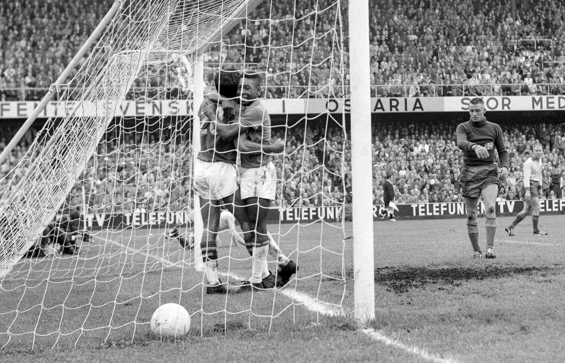 Pelé ściska swojego kolegę z drużyny Vavę po strzeleniu gola, który w finale Mistrzostw Świata w 1958 roku podwyższył wynik na 2:1. 