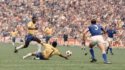 Ο Πελέ σε αγώνα εναντίον της Ιταλίας στον τελικό του Παγκοσμίου Κυπέλλου του 1970. 