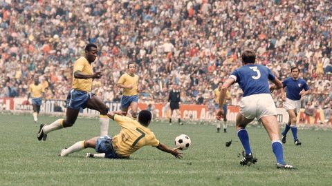 Pelé em uma partida contra a Itália na final da Copa do Mundo de 1970. 