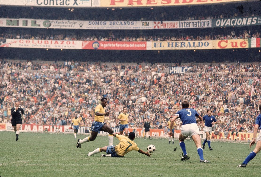 Pelé w akcji przeciwko Włochom w finale Pucharu Świata w 1970 roku. 