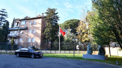 Una bandiera nazionale cinese sventola a mezz'asta per piangere la morte dell'ex leader Jiang Zemin presso l'Ambasciata cinese in Italia il 30 novembre 2022. L'ONG determina che l'Italia ha ospitato 11 stazioni di polizia cinesi, tra cui Venezia e Prato, vicino Firenze.