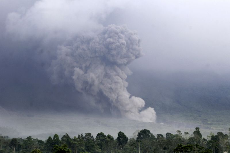 Thousands Evacuated After Indonesia’s Mount Semeru Erupts | CNN