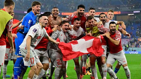 Swiss merayakan mengalahkan Serbia 3-2 dan lolos ke babak sistem gugur.