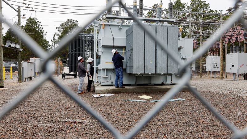 مقاطعة مور: ينضم مكتب التحقيقات الفيدرالي إلى التحقيق في انقطاع التيار الكهربائي بولاية نورث كارولينا بسبب الهجمات “المتعمدة” على المحطات الفرعية.