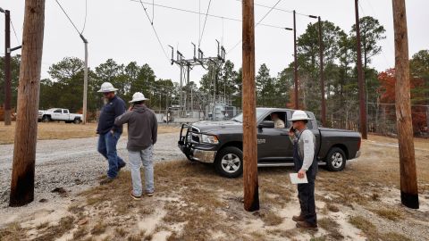 Pekerja Duke Energy berkumpul hari Minggu saat mereka merencanakan cara memperbaiki gardu listrik di Carthage, Carolina Utara.