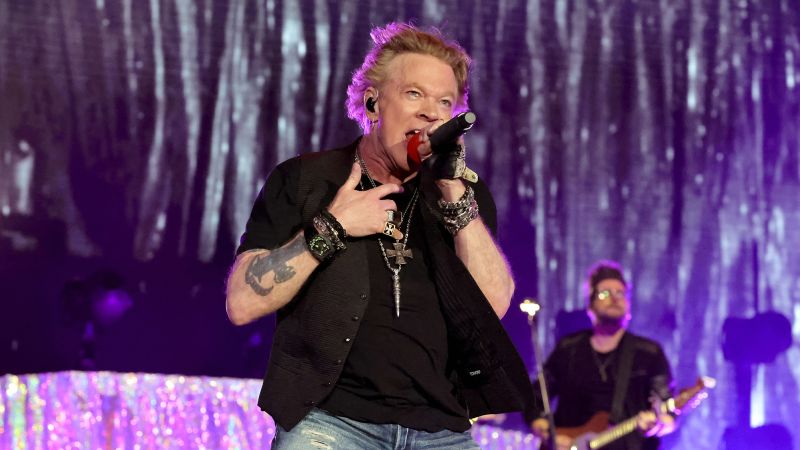 Axl Rose arrêtera de lancer le micro après qu’un fan aurait été blessé